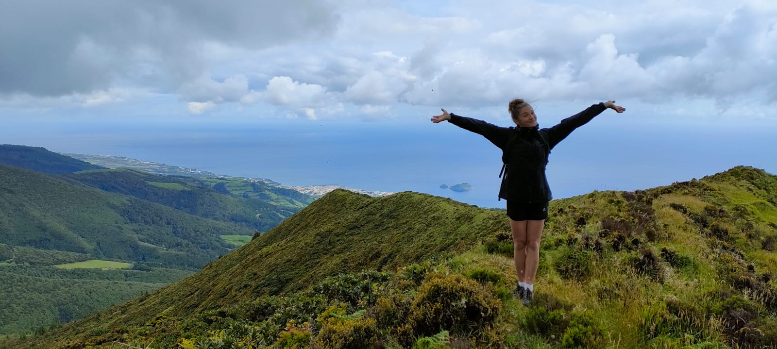 Fille devant un beau paysage