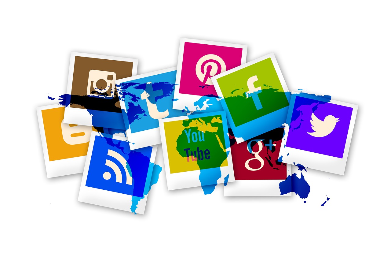 Image montrant plusieurs réseaux sociaux sur fond de map monde