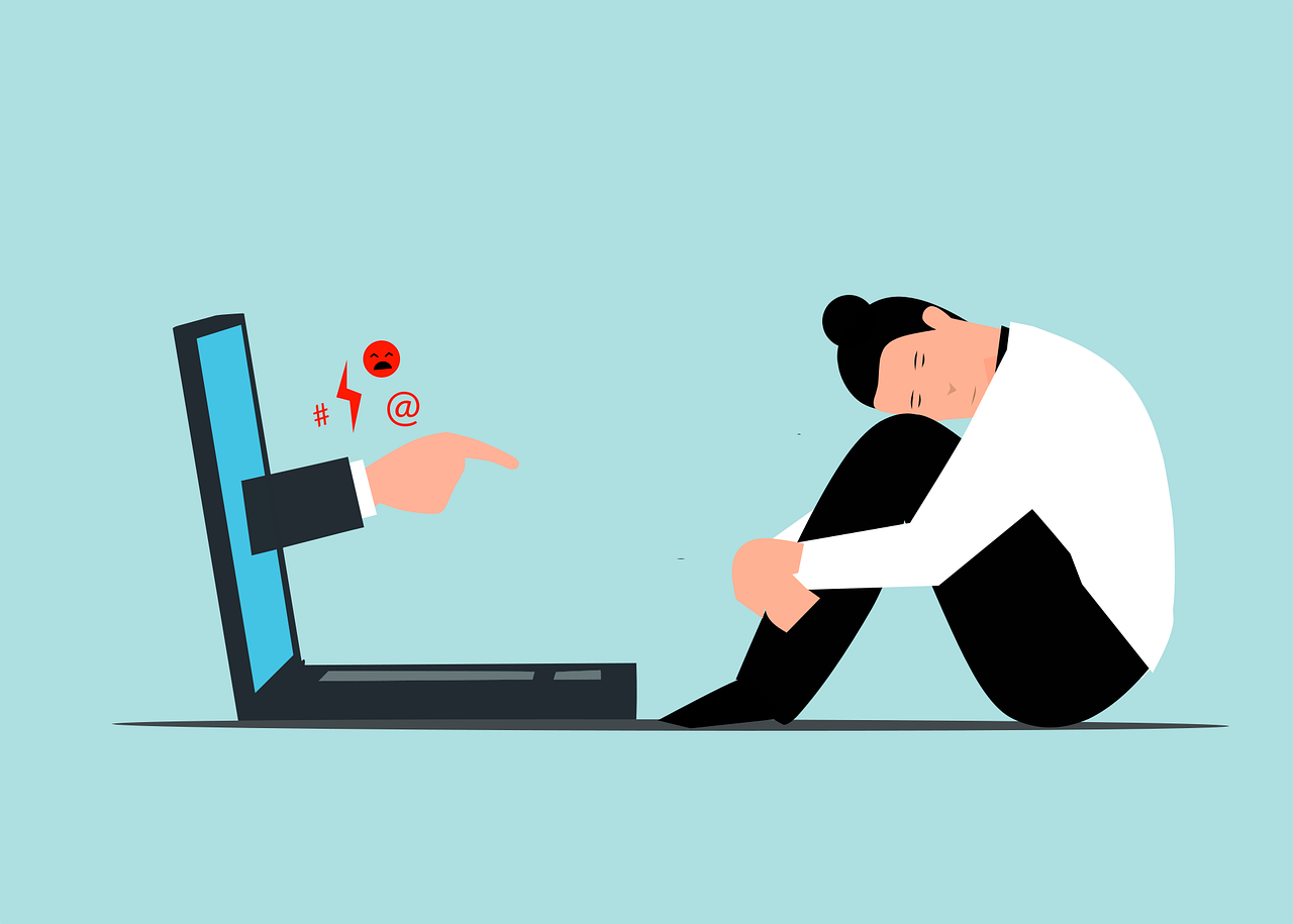 Illustration montrant une femme recroquevillée devant son ordinateur et une main sort de l'écran pour la pointer du doigt